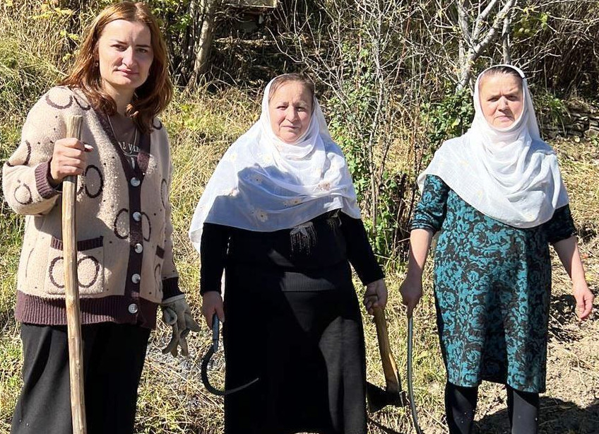 Социальные работники Комплексного центра соцобслуживания Дахадаевского района  оказали подопечной услуги на основе бригадного метода оказания соцуслуг